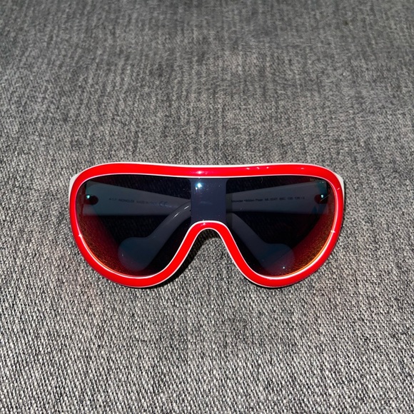 Moncler sunglasses - Picture 1 of 6